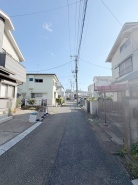 安心して暮らすことのできる住宅街。 住宅地の道路は一般に交通量が少なく車などの騒音が少ないため、住民にとって静かな生活環境が提供されます。