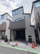 建物が完成しましたので室内のご見学予約スタート。当日のご見学予約も大歓迎です。お気軽にご連絡ください。エステート白馬国分寺店は火曜水曜も営業しております。
