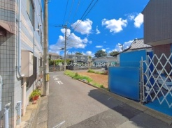 安心して暮らすことのできる住宅街。 住宅地の道路は一般に交通量が少なく車などの騒音が少ないため、住民にとって静かな生活環境が提供されます。