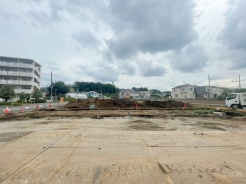 土地物件にはご確認頂くポイントがたくさんございます、土地だけのご見学の際もご遠慮せず、ぜひお気軽に担当スタッフにお申しつけくださいませ。