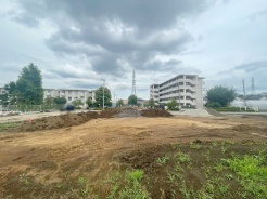 現地ご見学の際、スタッフが様々なご質問に対応いたします、周辺環境、前面道路、建築可能な建物について、ぜひご相談ください。