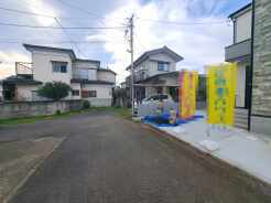 安心して暮らすことのできる住宅街。 住宅地の道路は一般に交通量が少なく車などの騒音が少ないため、住民にとって静かな生活環境が提供されます。