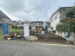 現地ご見学の際、スタッフが様々なご質問に対応いたします、周辺環境、前面道路、建築可能な建物について、ぜひご相談ください。