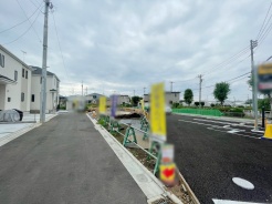 安心して暮らすことのできる住宅街。 住宅地の道路は一般に交通量が少なく車などの騒音が少ないため、住民にとって静かな生活環境が提供されます。