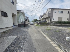 安心して暮らすことのできる住宅街。 住宅地の道路は一般に交通量が少なく車などの騒音が少ないため、住民にとって静かな生活環境が提供されます。