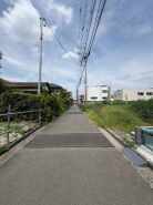 安心して暮らすことのできる住宅街。 住宅地の道路は一般に交通量が少なく車などの騒音が少ないため、住民にとって静かな生活環境が提供されます。
