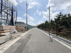 安心して暮らすことのできる住宅街。 住宅地の道路は一般に交通量が少なく車などの騒音が少ないため、住民にとって静かな生活環境が提供されます。