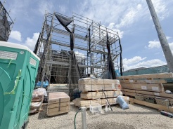 現在建物を建築中です、建築中の物件については現地確認の他、同施工会社の完成施工例のご案内、担当者のプレゼンテーションにてご検討ください。適切なご検討の方法をご説明させて頂きます。