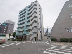 周辺の街並みの中で適度な主張、生活に溶け込むシンプルなデザインの外観が魅力のマンションです。