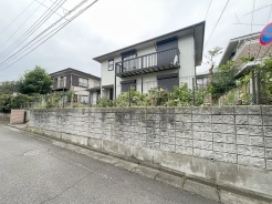 落ち着いた色合いの外観が周囲の街並みに心地よく溶け込み穏やかな毎日を予感させます。