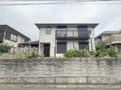 周辺の街並みの中で適度な主張、生活に溶け込むシンプルなデザインの外観が魅力の一戸建です。