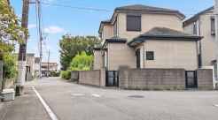 安心して暮らすことのできる住宅街。 住宅地の道路は一般に交通量が少なく車などの騒音が少ないため、住民にとって静かな生活環境が提供されます。