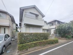 周辺の街並みの中で適度な主張、生活に溶け込むシンプルなデザインの外観が魅力の一戸建です。