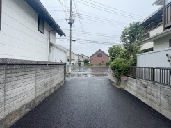 安心して暮らすことのできる住宅街。 住宅地の道路は一般に交通量が少なく車などの騒音が少ないため、住民にとって静かな生活環境が提供されます。