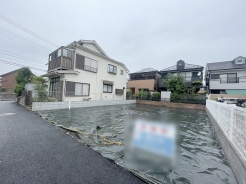 現地ご見学の際、スタッフが様々なご質問に対応いたします、周辺環境、前面道路、建築可能な建物について、ぜひご相談ください。