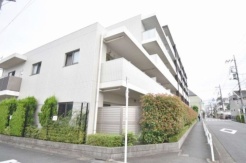 周辺の街並みの中で適度な主張、生活に溶け込むシンプルなデザインの外観が魅力の建物です。