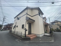 周辺の街並みの中で適度な主張、生活に溶け込むシンプルなデザインの外観が魅力の一戸建です。