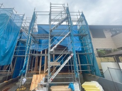現在建物を建築中です、建築中の物件については現地確認の他、同施工会社の完成施工例のご案内、担当者のプレゼンテーションにてご検討ください。適切なご検討の方法をご説明させて頂きます。
