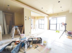 家族が一番集まる場所だから広々としつつも素敵な空間であって欲しい。みんながくつろぐリビングからキッチンまでが一つの空間のように繋がる間取り。