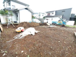 現地ご見学の際、スタッフが様々なご質問に対応いたします、周辺環境、前面道路、建築可能な建物について、ぜひご相談ください。