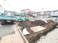 安心して暮らすことのできる住宅街。 住宅地の道路は一般に交通量が少なく車などの騒音が少ないため、住民にとって静かな生活環境が提供されます。