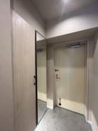 玄関は家の第一印象を左右する重要な場所。ほどよい広さとスタイリッシュな色遣いが印象的です。