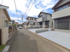安心して暮らすことのできる住宅街。 住宅地の道路は一般に交通量が少なく車などの騒音が少ないため、住民にとって静かな生活環境が提供されます。