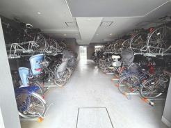 雨風をしのぎ大切な自転車をしっかりと保管できる屋内型駐輪場です