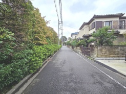 周辺は住宅が建ち並ぶ閑静な住宅街です。