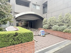 周辺の街並みの中で適度な主張、生活に溶け込むシンプルなデザインの外観が魅力の建物です。