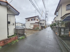 安心して暮らすことのできる住宅街。 住宅地の道路は一般に交通量が少なく車などの騒音が少ないため、住民にとって静かな生活環境が提供されます。