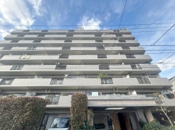 周辺の街並みの中で適度な主張、生活に溶け込むシンプルなデザインの外観が魅力の建物です。