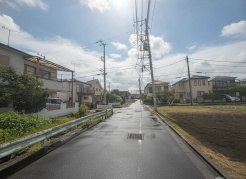 安心して暮らすことのできる住宅街。 住宅地の道路は一般に交通量が少なく車などの騒音が少ないため、住民にとって静かな生活環境が提供されます。