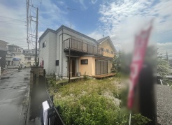 周辺の街並みの中で適度な主張、生活に溶け込むシンプルなデザインの外観が魅力の一戸建です。