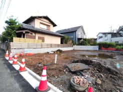 現地ご見学の際、スタッフが様々なご質問に対応いたします、周辺環境、前面道路、建築可能な建物について、ぜひご相談ください。