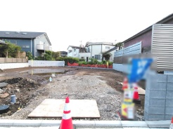 現地ご見学の際、スタッフが様々なご質問に対応いたします、周辺環境、前面道路、建築可能な建物について、ぜひご相談ください。