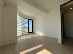 緩やかにカーブを描くガラスブロックの意匠が印象的な空間は、心地よい開放感に満ちた穏やかな時間が流れます