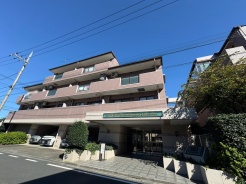 青空に映えるタイル貼りの外観が街並みに調和し、落ち着いた佇まいを演出しています。