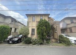 周辺の街並みの中で適度な主張、生活に溶け込むシンプルなデザインの外観が魅力の一戸建です。