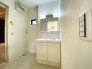 2号棟 洗面化粧台は清潔感の漂うホワイトをベースカラーに、シンプルなデザインで。

