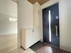 靴がしっかり収まるから、散らかりがちな玄関もスッキリ。