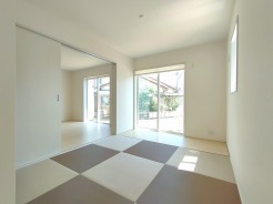 お子様にとっていいお昼寝空間になる和室は、ぜひリビングのお隣で。