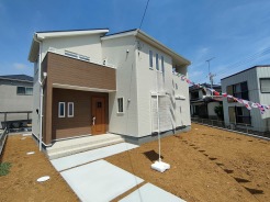 JR宇都宮線「東大宮」駅東口徒歩3分、提携駐車場もあります。エステート白馬東大宮店までお気軽にお問い合わせください。