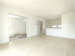 ご家族みんながゆったりくつろげる広々リビング。