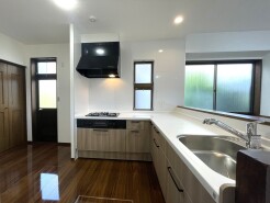 家事動線に配慮されたL字型キッチン。