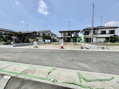 幹線道路から1本入った現地は、想像以上に静かに感じられます。