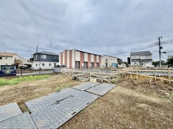 車通りの少ない閑静な住宅地、のびのびした子育てに適します。