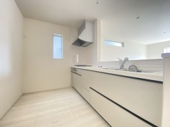 料理をしながらでも、ご家族との会話を楽しめる対面キッチン。