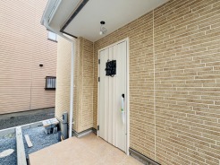 ポーチのついた新築分譲物件。玄関の印象はいかがでしょうか?入口からご覧ください。