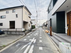 前面道路は歩道も整備され、小さなお子様にも安心です。